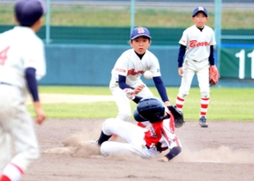 熱戦を繰り広げる選手たち＝尼崎市西長洲町１