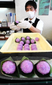 色合いが涼しげな「あじさい餅」＝尼崎市尾浜町３、彩花苑本店