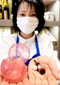 黒松白鹿とおちょこのミニチュアフィギュア＝西宮市鞍掛町、白鹿クラシックス