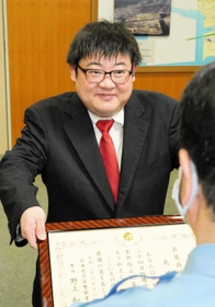 感謝状を受け取る尾崎勝利さん＝芦屋署