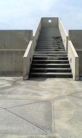 沖縄・普天間飛行場の返還跡地にある佐喜真美術館の屋上の階段。慰霊の日となる６月２３日の日没線に合わせて設計されている＝沖縄県宜野湾市