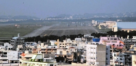 沖縄の市街地を囲むように位置する米軍普天間飛行場＝沖縄県宜野湾市、嘉数高台公園