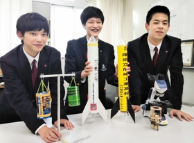 「缶サット甲子園」で初優勝を果たした電気通信研究部の（左から）近藤一輝さん、浅田瑛都さん、坂本志久真さん＝尼崎工業高校