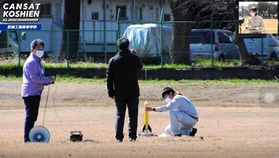 打ち上げ実験で尼崎工業高校の缶サットを小型ロケットにセットする大会事務局関係者＝３月１４日、千葉県習志野市、千葉工業大（尼崎工業高校提供）