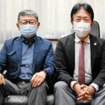 在宅療養者への往診について語る、西宮市医師会の（右から）伊賀俊行会長と勝部芳樹副会長＝西宮市染殿町