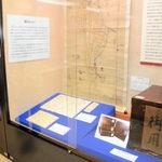 近衛家の代官からの書簡を保管する「御用箱」などが展示されている＝伊丹市千僧１