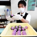 色合いが涼しげな「あじさい餅」＝尼崎市尾浜町３、彩花苑本店