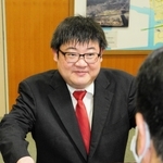 感謝状を受け取る尾崎勝利さん＝芦屋署