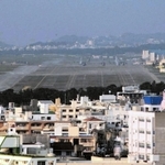沖縄の市街地を囲むように位置する米軍普天間飛行場＝沖縄県宜野湾市、嘉数高台公園