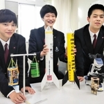 「缶サット甲子園」で初優勝を果たした電気通信研究部の（左から）近藤一輝さん、浅田瑛都さん、坂本志久真さん＝尼崎工業高校