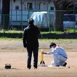 打ち上げ実験で尼崎工業高校の缶サットを小型ロケットにセットする大会事務局関係者＝３月１４日、千葉県習志野市、千葉工業大（尼崎工業高校提供）