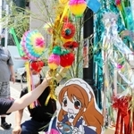 珈琲屋ドリームの店頭に取り付けられたササ飾り＝西宮市甲風園１