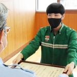 署長感謝状を受け取る平田陸翔さん＝川西市丸の内町、川西署