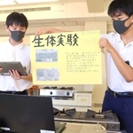 深津中学校の３年生が長崎の活水高校とオンラインで行った人権交流会で平和をテーマに発表する生徒＝西宮市深津町、深津中学校
