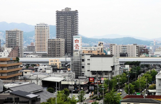 撤去作業が始まる直前の「白鷹」の看板＝西宮市久保町から