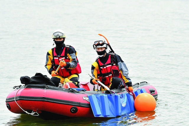 ボートで訓練ポイントへ向かう＝芦屋市内（市広報国際交流課提供）