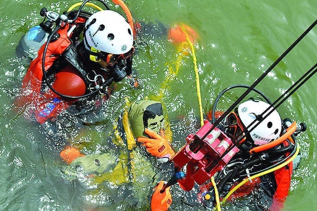 潜水隊員が要救助者と共に浮上する＝芦屋市内（市広報国際交流課提供）