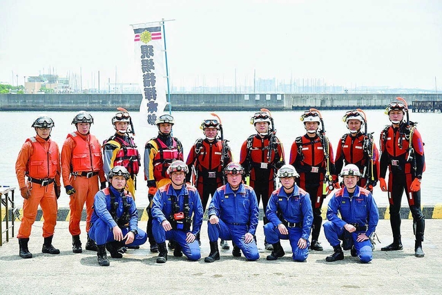 発足した芦屋消防潜水隊＝芦屋市内（市広報国際交流課提供）