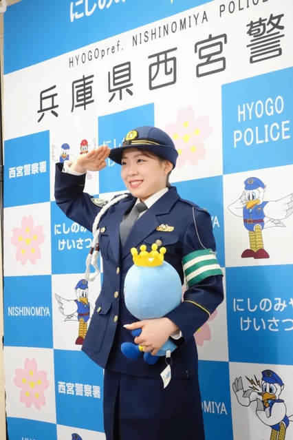 西宮署から「西宮交通安全大使」に任命されたフィギュアスケート紀平梨花選手＝西宮市役所