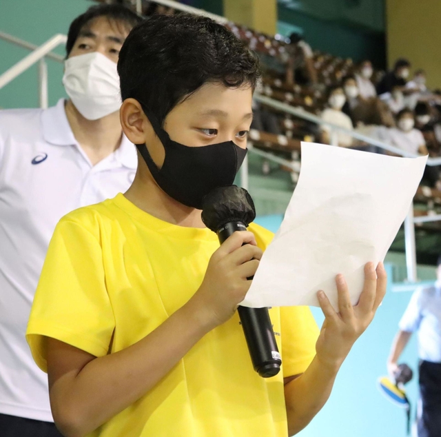 選手に質問をする児童＝県立尼崎スポーツの森