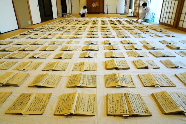 畳の上で風にさらされる「御社用日記」＝西宮市社家町、西宮神社