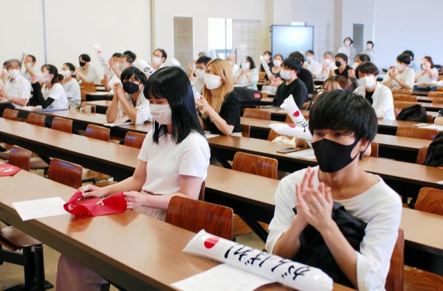 板橋に声援を送る学生ら＝甲子園大学