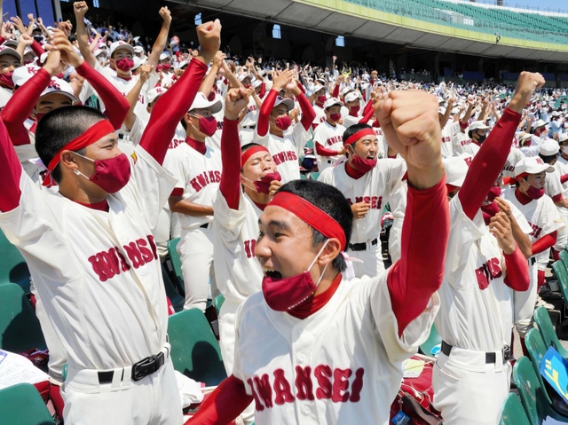 中盤までに得意の小技をからめて３点をもぎ取った関学。応援団は拳を突き上げ、歓喜に沸いた＝ほっともっとフィールド神戸（撮影・大田将之）