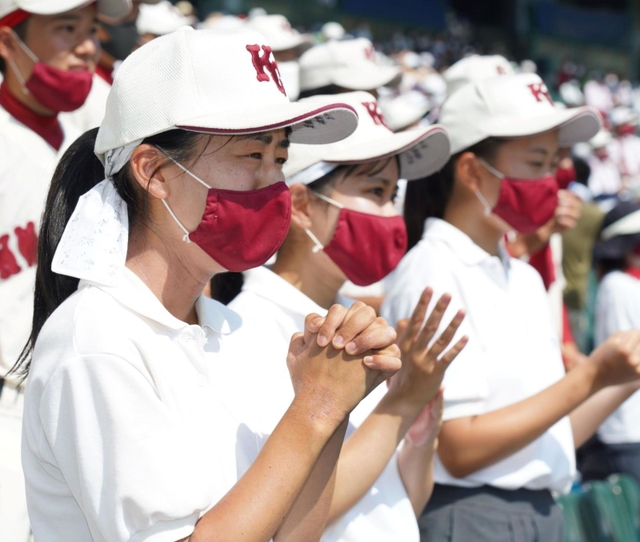 ４点を追う最終回の攻撃で、逆転を願いグラウンドを見つめる関学のマネジャー＝ほっともっとフィールド神戸（撮影・大田将之）