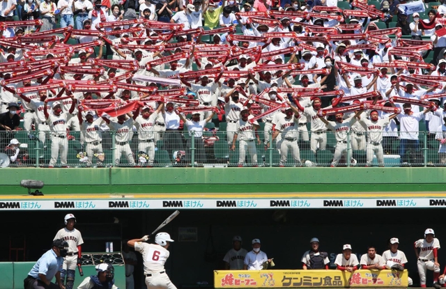 タオルを広げて声援を送る野球部員ら＝ほっともっとフィールド神戸（撮影・大田将之）
