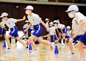 ダッシュの仕方を学ぶ子どもたち＝西宮市瓦林町、瓦林小学校