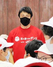 子どもたちに囲まれて笑顔を見せる朝原宣治さん＝西宮市瓦林町、瓦林小学校