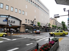 コロナ禍ながら変動率が県内２位だったＪＲ芦屋駅前＝芦屋市船戸町