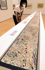 富塚純光さんの幅約８メートルの絵巻などが並ぶ会場＝兵庫県立美術館