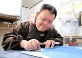 創作に打ち込む生前の舛次崇さん（一羊会提供）
