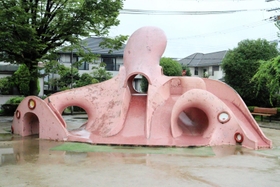 宝塚市の鶴の荘公園にあるタコの滑り台＝宝塚市鶴の荘
