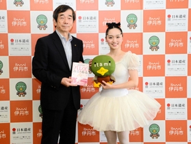 バレエ一筋からお笑い芸人になり、著書の出版報告のため伊丹市の藤原保幸市長（左）を訪問した同市出身の松浦景子さん＝伊丹市役所