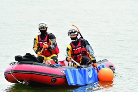 ボートで訓練ポイントへ向かう＝芦屋市内（市広報国際交流課提供）