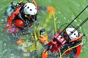 潜水隊員が要救助者と共に浮上する＝芦屋市内（市広報国際交流課提供）