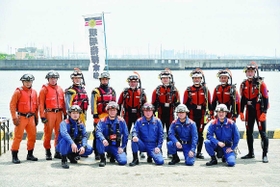 発足した芦屋消防潜水隊＝芦屋市内（市広報国際交流課提供）