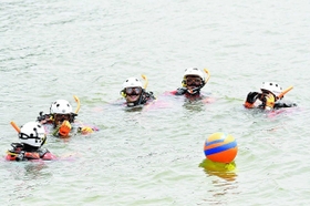 海へ入る潜水隊員たち＝芦屋市内（市広報国際交流課提供）