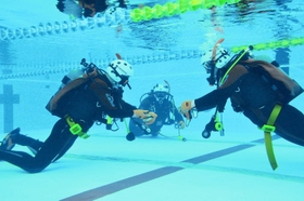 プールでの訓練。命綱になる検索ロープを操る＝芦屋市内（市広報国際交流課提供）