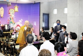 法要を終え出席者に謝辞を述べる露の団姫さん＝尼崎市西長洲町２