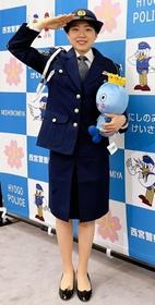 西宮署から「西宮交通安全大使」に任命されたフィギュアスケート紀平梨花選手＝西宮市役所
