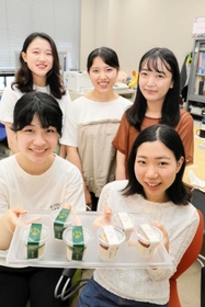 新スイーツ「豆蜂（トーファン）」を紹介する武庫川女子大学有井研究室の学生＝西宮市池開町