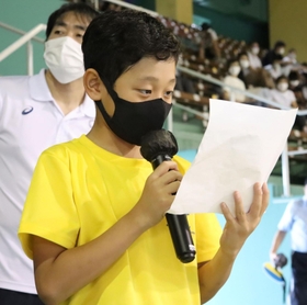選手に質問をする児童＝県立尼崎スポーツの森