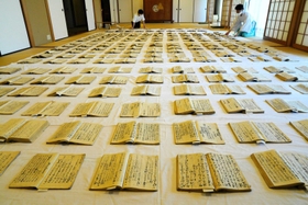 畳の上で風にさらされる「御社用日記」＝西宮市社家町、西宮神社