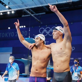 男子４００メートル個人メドレーで２位となり喜ぶ米国のジェイ・リザーランド。右は優勝したチェース・ケイリシュ＝東京アクアティクスセンター