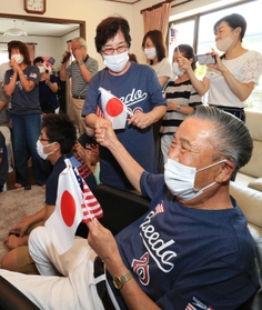ジェイ・リザーランドが銀メダルに輝き、手を取り合って喜ぶ祖父・孝さんと祖母・美代子さん＝尼崎市内（撮影・斎藤雅志）