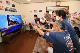 レース後、リザーランドが映し出されたテレビ画面に向かって祝福の言葉を贈る人たち＝尼崎市内（撮影・斎藤雅志）