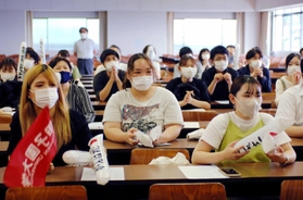 板橋に声援を送る学生ら＝甲子園大学